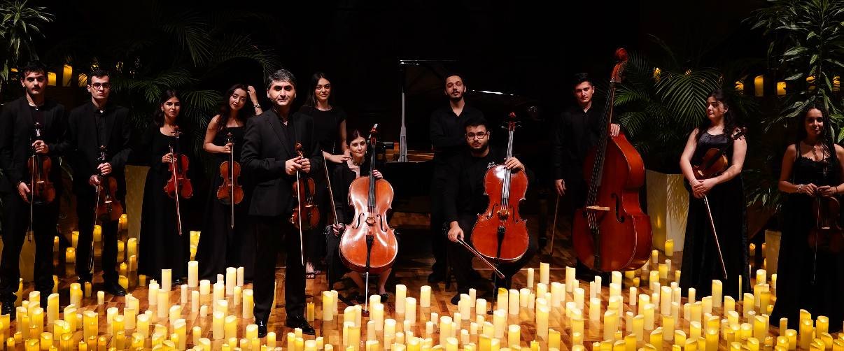 byAmrakhov orkestri Beynəlxalq Muğam Mərkəzinin səhnəsində